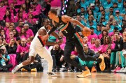 转身华丽舞步+空接暴力美学 文班三分6中5理应夺MVP？